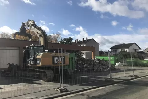 Der ehemalige Rewe-Markt Göllheim beim Abriss.