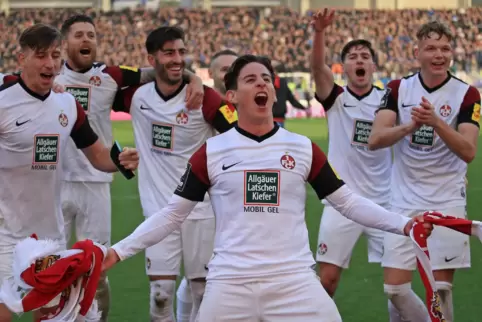 AUSGELASSENDie Spieler des 1. FC Kaiserslautern, im Vordergrund Nicolas Sessa, bejubeln den 2:0-Derbysieg in Saarbrücken mit ihr