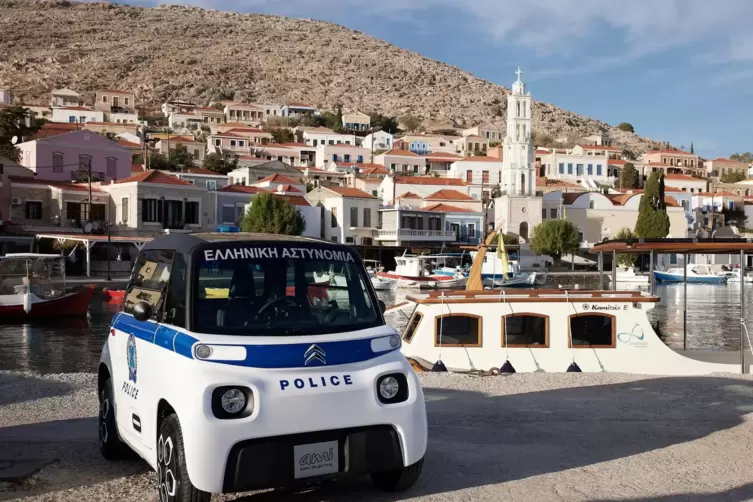 Polizei, Gemeindeverwaltung und der Hafenmeister von Chalki benutzen Elektrofahrzeuge.