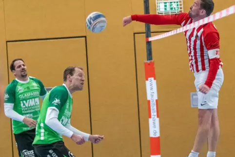 Einer der beiden Angreifer der TSG Tiefenthal in Aktion: Christoph Happersberger (rechts).