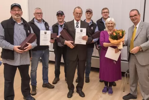 Bürgermeister Peter Degenhardt (rechts ) verleiht den Sozialpreis der Verbandsgemeinde Landstuhl an die Preisträger: von links A