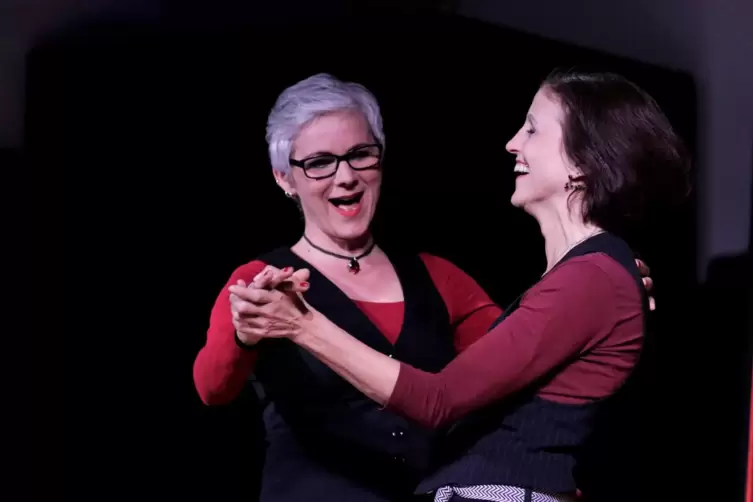 Antje Kania und Claudia Stump laden zum Interaktiven Theater in den Sommersaal in Hoppstädten ein. Foto: Sommersaal/frei