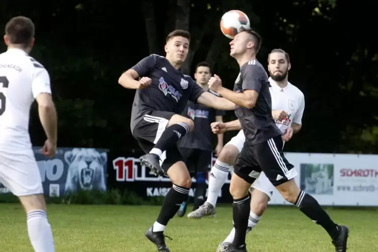 Dominik Heyd (mit dem Kopf am Ball) war am Wochenende für die SG GlanAlb erfolgreich. Mit ihm auch seine Mannschaftskollegen Phi