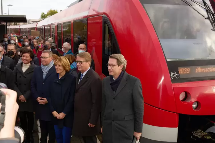 Viel Prominenz kam am Montag zur Wiederaufnahme des Zugverkehrs zwischen Remagen und Ahrweiler. Vor dem Zug von rechts Bundesver