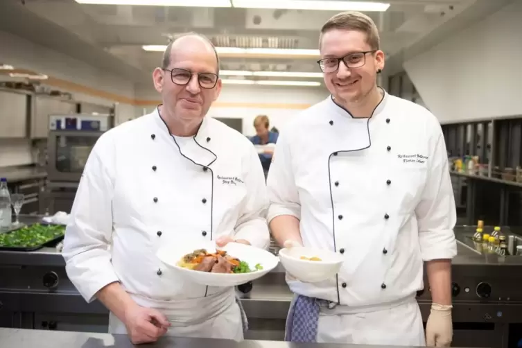 Jörg Bieg (links) und Florian Leiner aus Biesingen kochen im Restaurant Bellevue. 