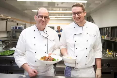 Jörg Bieg (links) und Florian Leiner aus Biesingen kochen im Restaurant Bellevue. 
