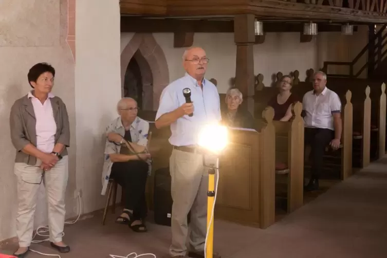 Walter Ott (Bildmitte) bei einer Führung in der historischen Kirche Rothselberg am Tag des offenen Denkmals im Jahr 2016.