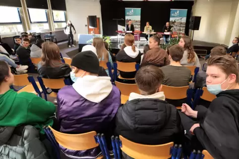 Zum Schulbesuchstag sind die Landtagsabgeordneten Markus Wolf (hinten links) und Christoph Spies (rechts) in die Aula der IGS Gr