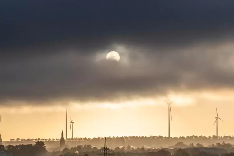 Die Sonne bahnt sich ihren Weg durch die dichten Wolken. 