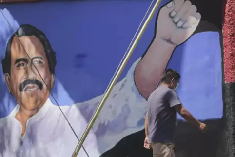 Aus dem Freiheitskämpfer Daniel Ortega ist längst ein Autokrat geworden. Diese Straßenszene zeigt ein Gemälde des Präsidenten an