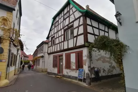 Schandfleck in Freinsheims Altstadt: die Alte Schmiede an der Ecke von Martinstraße und „An der Bach“. 