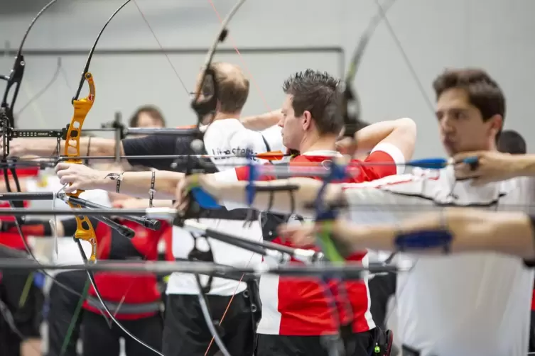 Sind froh, dass es wieder losgeht: die Bogenschützen. Auch das Team aus Bruchmühlbach startet wieder in die Saison. Recht sMicha