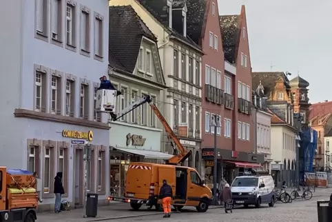 Weihnachtsbeleuchtung: In der Hauptstraße hängen schon Lichterketten. 