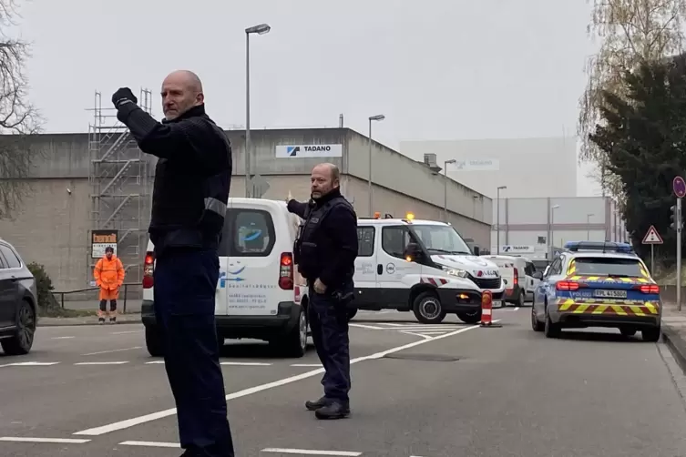 Die Dinglerstraße ist gesperrt, die Autos werden in die Bismarckstraße umgeleitet. 