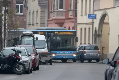 Zu viele Autos an den Straßenrändern machen in der Queichheimer Hauptstraße oft das Durchkommen schwer. 