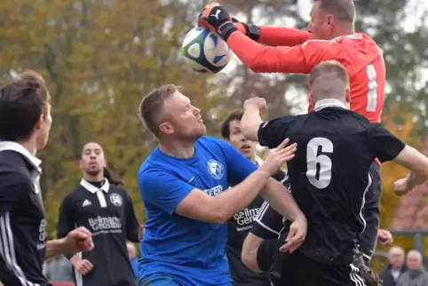 Frustmoment: Nanz-Dietschweilers Eduard Deschtschenja (blaues Trikot) scheitert einmal mehr. Finkenbachs Keeper Alex Baum ist ob