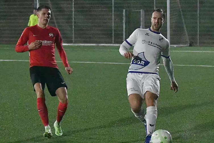  SGR-Spielertrainer Patrick Hildebrandt (rechts) hatte nach dem Spiel gegen den SV Steinwenden keine Lust mehr auf einen Spieler