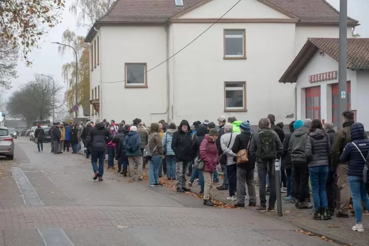 Die Warteschlange vor dem Impfbus. 