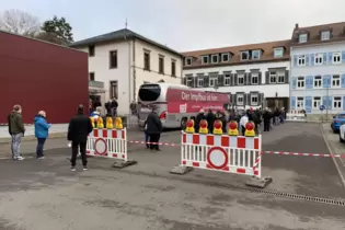 Landrat Otto Rubly zufolge warteten um 7.30 Uhr bereits rund 100 Personen auf ihre Impfung.