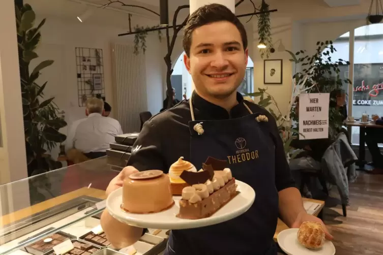 Patissier Alex Theodor Scheid mit einem kleinen Teil seiner Kreationen. 