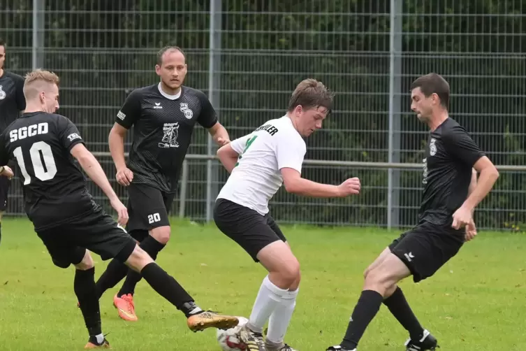 Vereint gegen Maximilian Mahr vom FV Münchweiler II: Julien Belzer, Robin Dahler und Christian Helfrich (von links) von der SG C