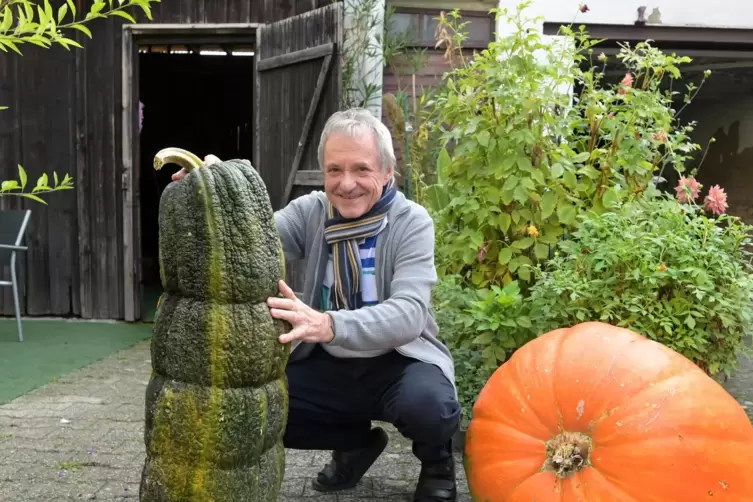 Sieger in der Kategorie „Superlativ“: Günter Reiland mit seiner 30 Kilogramm schweren Zucchini und seinem 105-Kilogramm-Kürbis. 