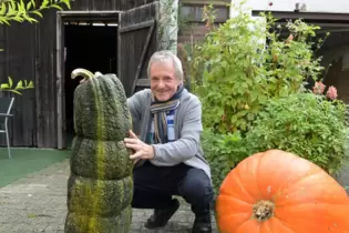 Sieger in der Kategorie »Superlativ«: Günter Reiland mit seiner 30 Kilogramm schweren Zucchini und seinem 105-Kilogramm-Kürbis.