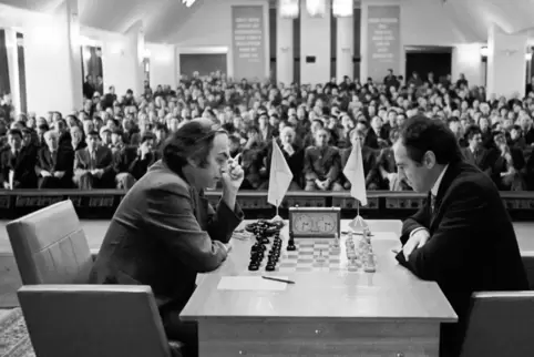  Faszinierte die Zuschauer und verunsicherte seine Gegner mit seinem durchdringenden Blick: das Schachgenie Michail Tal (links),