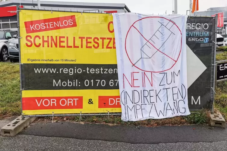 Noch vor der Bekanntgabe der Beschlüsse der Bund-Länder-Konferenz hängten Unbekannte dieses Transparent in Pirmasens an der Ecke