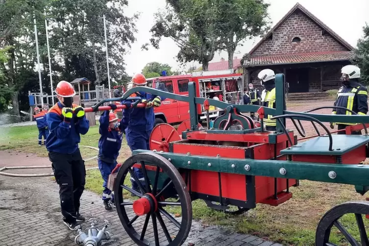 20 Kinder gehören in Hilst zur Bambini- und Jugendfeuerwehr. Sie dürfen mit einer historischen Spritze üben. 