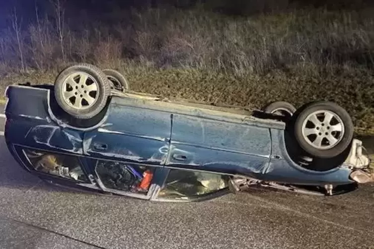 Das Auto des 60-Jährigen hat sich überschlagen, der Mann wurde schwer verletzt.