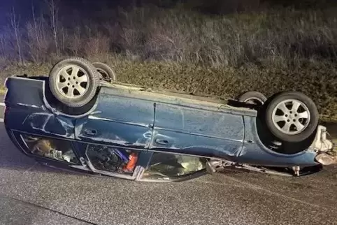 Das Auto des 60-Jährigen hat sich überschlagen, der Mann wurde schwer verletzt.