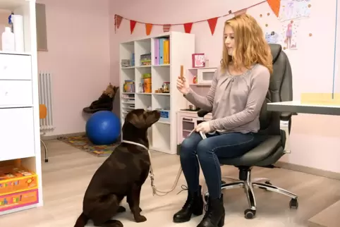 Ann-Katrin Feuerle mit ihrem Labrador Frieda, den sie zum Therapiehund ausbilden will.