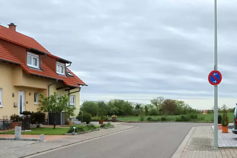 Das Neubaugebiet schließt sich an die Jakob-Becker-STraße an, wird aber nur über einen Fußweg damit verbunden. 