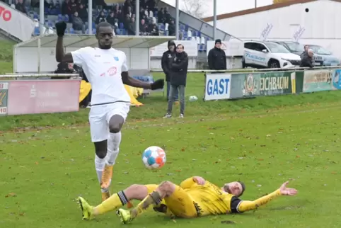 Schneller Außenspieler: Mechterheims Marvin Benefo im Spiel gegen Wiesbach.