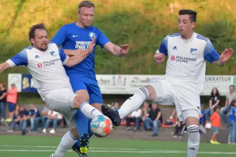 Auch am Samstagnachmittag wieder direkte Gegner: Nanz-Dietschweilers Eduard Deschtschenja (blaues Trikot) und die „BePa“-Innenve