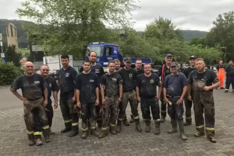 Dreckig, erschöpft – aber dennoch froh, das Leid der Menschen ein wenig gelindert zu haben: Feuerwehrleute aus der VG Nordpfälze