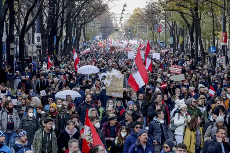 Österreich, Wien: Menschen nehmen an einer Demonstration gegen die Coronavirus-Beschränkungen des Landes teil.