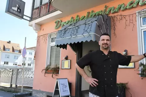 Jörg Rockenmeyer vor seinem Lokal in der Höfelsgasse.