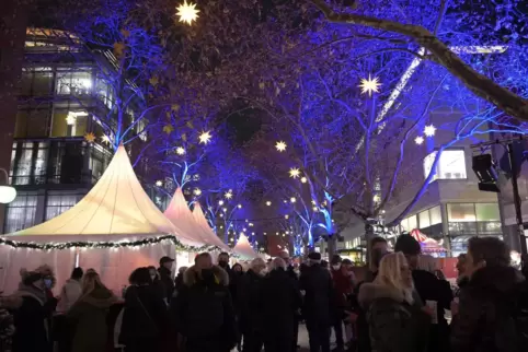 In warmem Licht: der „Besondere Weihnachtsmarkt“ auf den Kapuzinerplanken.