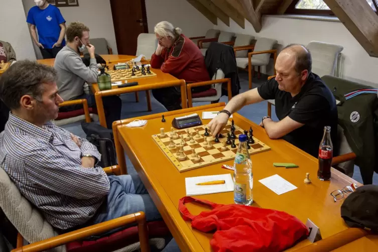 An sieben Brettern wird im Bürgerhaus in Hütschenhausen, gespielt: Markus Müller ( rechts vorne) vom SC Niedermohr-Hütschenhause