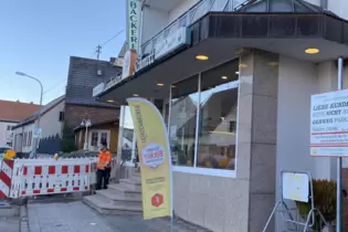 Der Gehweg vor der Bäckerei Schmitt ist zwar breit, doch nur der hellere Teil unmittelbar an der Straße ist öffentliche Fläche.