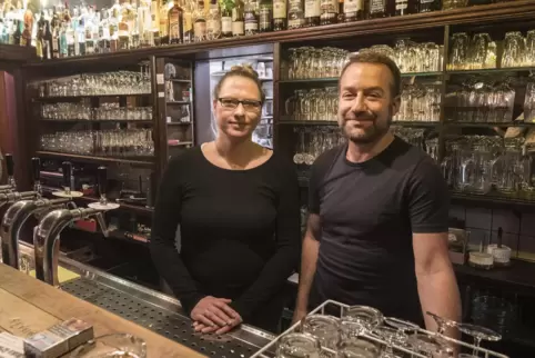 Susanne Daugill, Geschäftsführerin des Benderhofs, und Martin Memmel, Vorstandsmitglied der gleichnamigen Genossenschaft, hinter