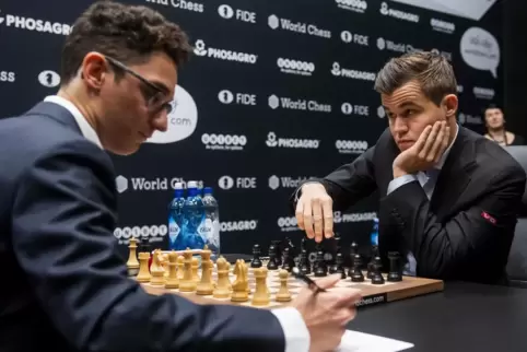 Erneute Titelverteidigung: 2018 war Fabiano Caruana der Herausforderer von Magnus Carlsen (rechts). 