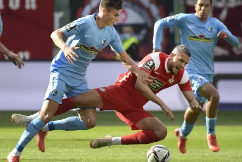 Nun wieder einsatzfähig: FCK-Mittelfeldspieler René Klingenburg (Mitte; hier in der Partie gegen den SC Freiburg II).