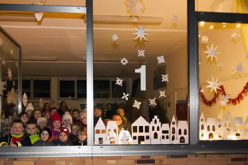 Ein Adventsfenster an der Dellfelder Grundschule im Jahr 2016. 