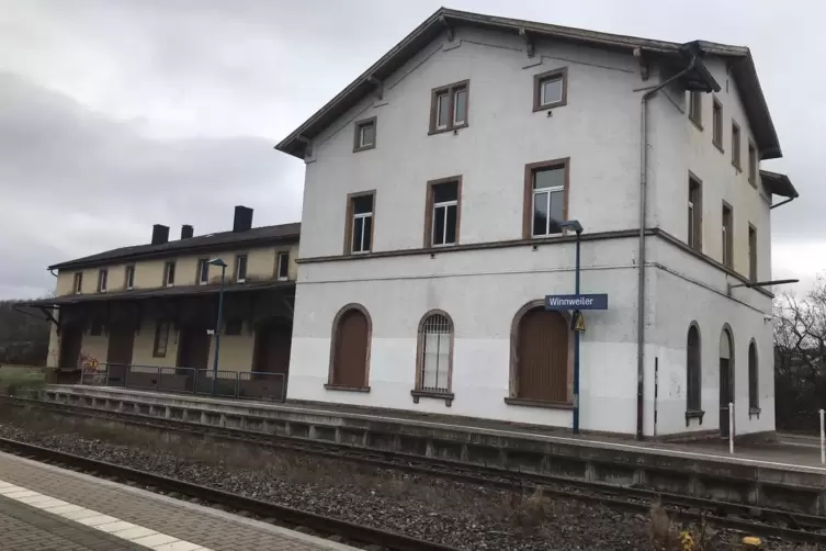 Das Bahnhofsgebäude von der Straße aus. Der gelbe Anbau links soll abgerissen werden.