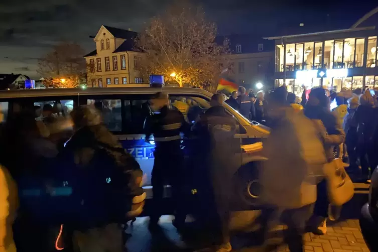 Im Anschluss an die Demonstration am Montag kam es zu Rangeleien auf dem Wurstmarktplatz. 