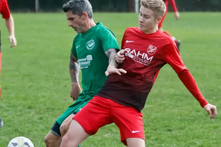 Für Sippersfeld/Lohnsfeld und ihren Trainer Christian Zapp (links, gegen Tim Pfeiffer) geht es noch um Punkte, die in die Aufsti