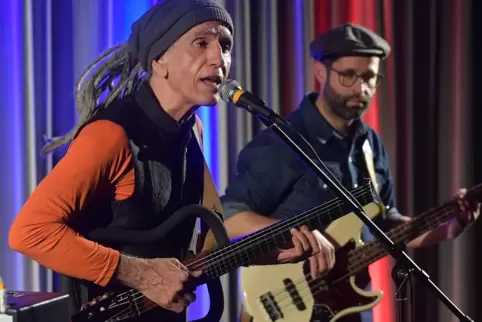 Der brasilianische Singer-Songwriter Ivan Santos (links, rechts: Bassist Marc-Inti Männel Saavedra) lebte eine Zeitlang in Boben